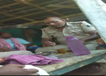 वर्दी पहिरि क’ ऑन ड्यूटी जाम छलका रहल छलाह दारोगाजी! फोटो वायरल होइते SP कयलनि सस्पेंड